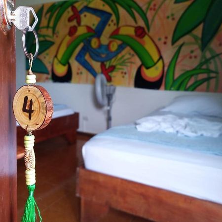 Miss Miriam. Hotel Frente Al Mar Tortuguero Kültér fotó