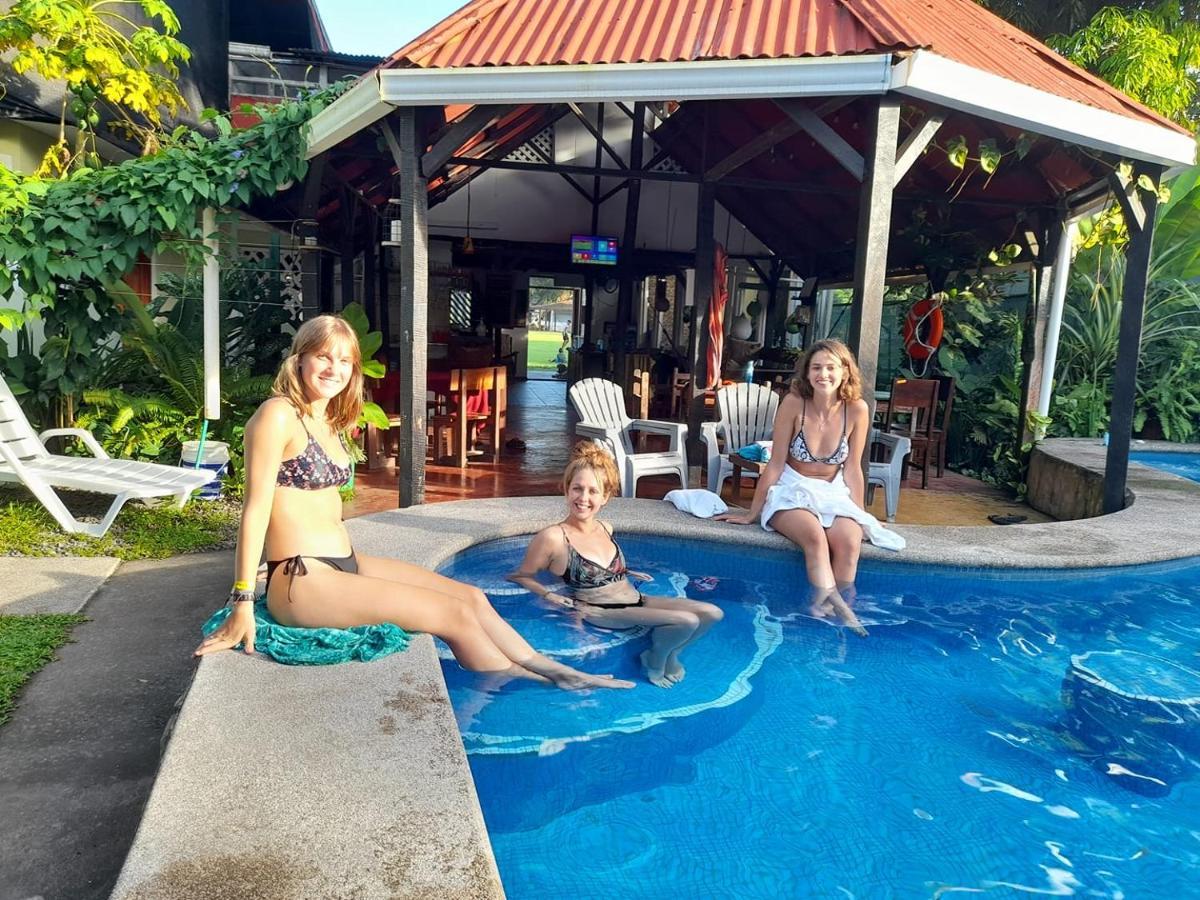 Miss Miriam. Hotel Frente Al Mar Tortuguero Kültér fotó