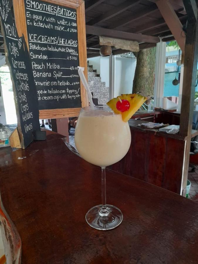 Miss Miriam. Hotel Frente Al Mar Tortuguero Kültér fotó