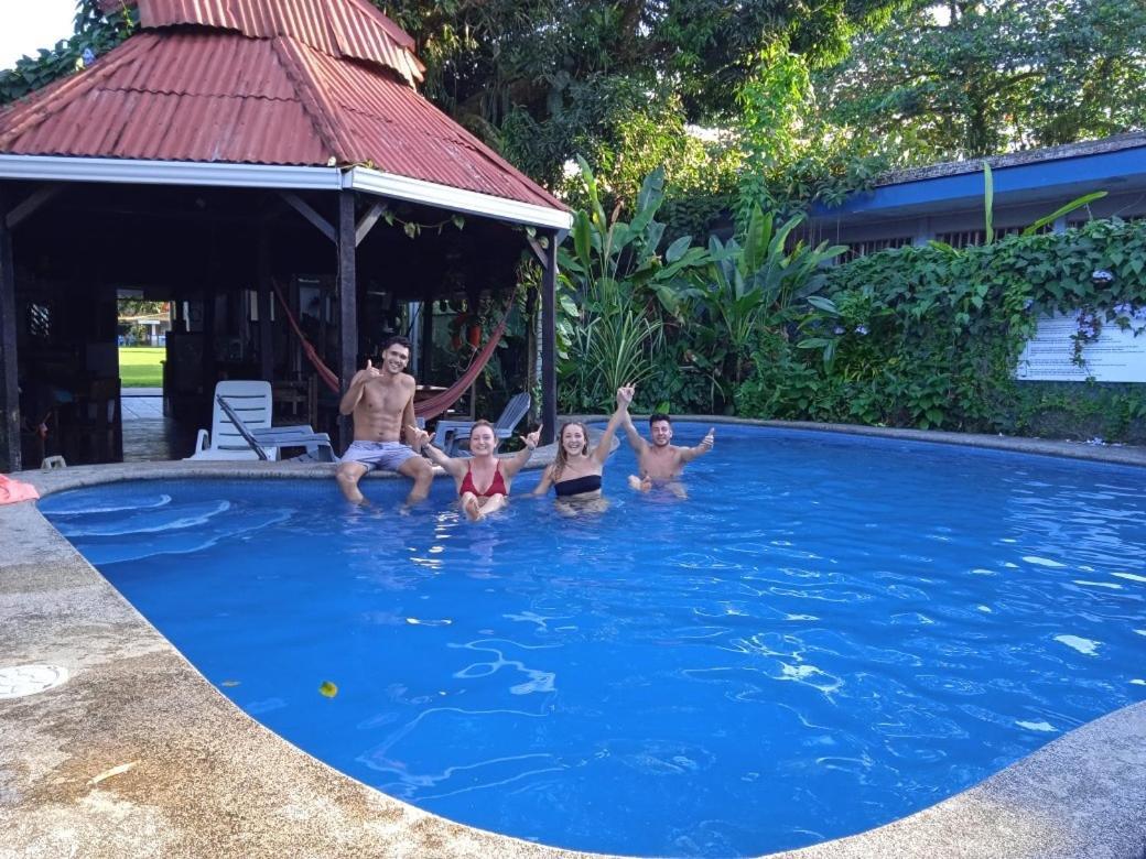 Miss Miriam. Hotel Frente Al Mar Tortuguero Kültér fotó